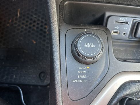 Used 2017 Jeep Cherokee Latitude w/ Cold Weather Group image 21
