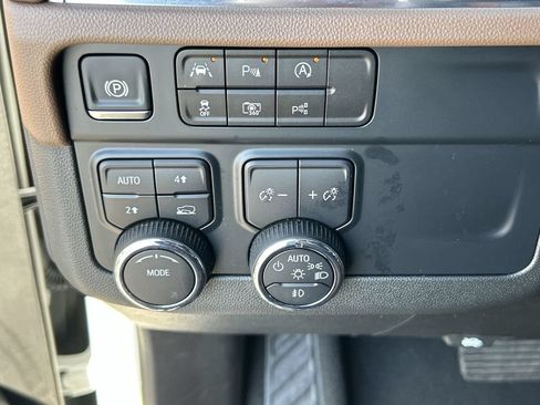 Used 2025 Chevrolet Tahoe High Country AWD/4WD image 18