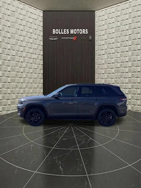 Used 2023 Jeep Grand Cherokee Altitude AWD/4WD image 10