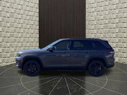 Used 2023 Jeep Grand Cherokee Altitude AWD/4WD image 10