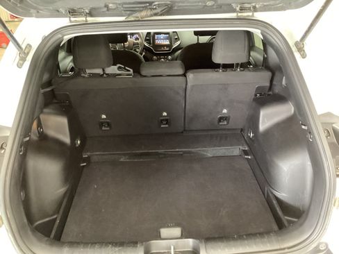 Used 2021 Jeep Cherokee Latitude FWD image 6