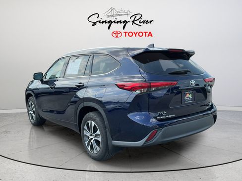 Used 2021 Toyota Highlander XLE AWD/4WD image 5