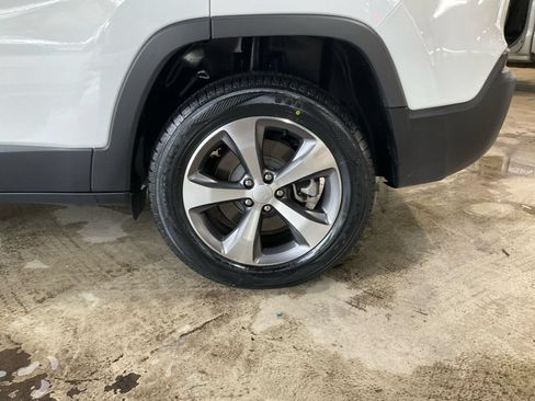 Used 2022 Jeep Cherokee Limited AWD/4WD image 18