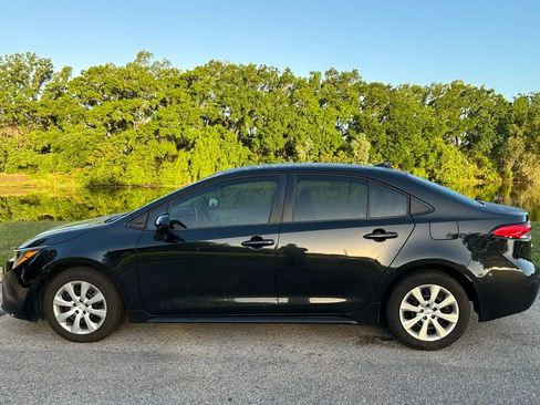 Used 2021 Toyota Corolla LE image 2