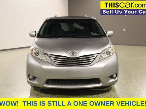Used 2017 Toyota Sienna XLE Premium FWD image 3