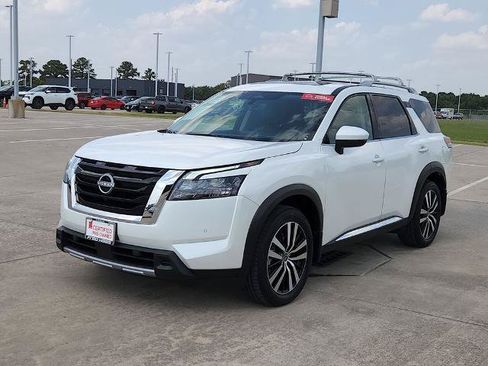 Certified 2025 Nissan Pathfinder Platinum w/ Cargo Package FWD image 9
