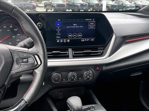 Used 2024 Chevrolet Trax RS w/ Sunroof Package image 18