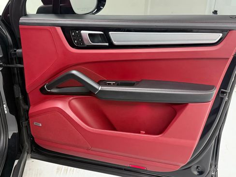 Used 2022 Porsche Cayenne Platinum Edition image 20