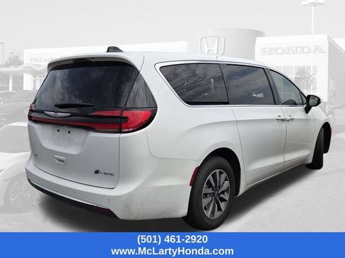 Used 2023 Chrysler Pacifica Touring-L FWD image 4