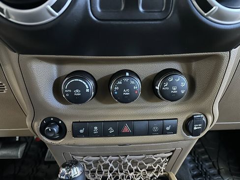 Used 2015 Jeep Wrangler Rubicon w/ Power Convenience Group image 24