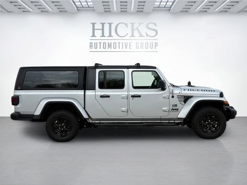 Used 2023 Jeep Gladiator Sport image 4