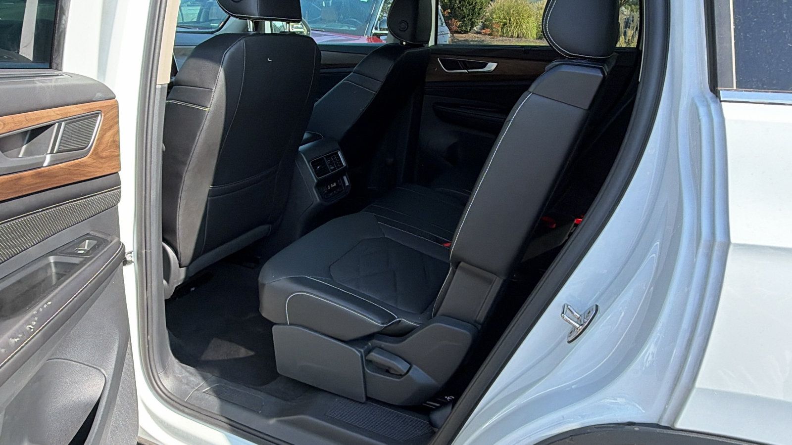 Used 2025 Volkswagen Atlas SE FWD image 24