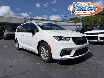 Used 2026 Chrysler Pacifica Select