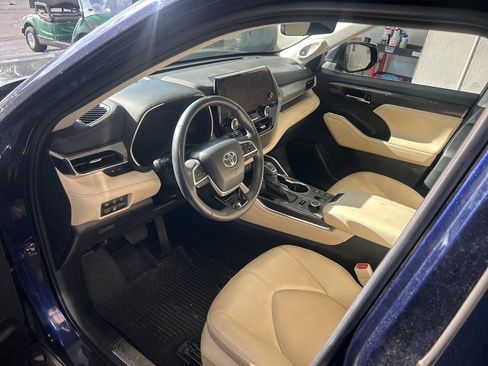 Used 2024 Toyota Highlander Platinum AWD/4WD image 3