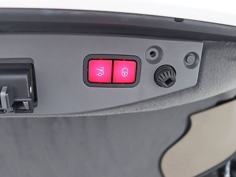 Used 2011 Mercedes-Benz SL 550 image 30