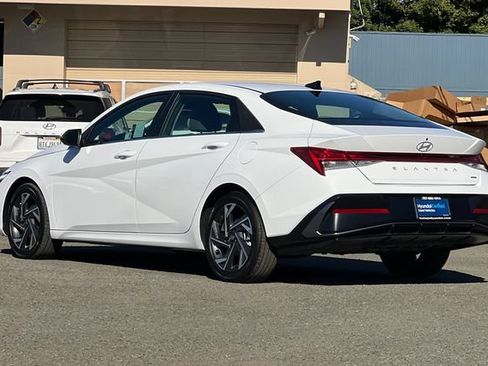 Certified 2025 Hyundai Elantra Limited FWD image 8