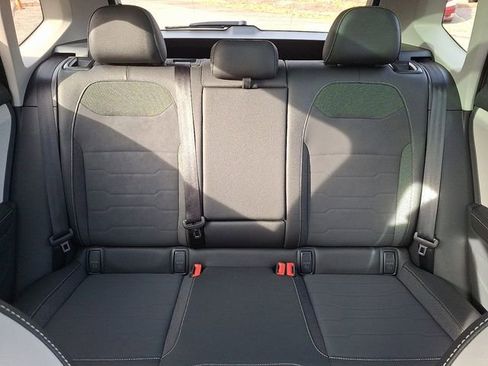 Certified 2025 Volkswagen Taos SE w/ Panoramic Sunroof Package image 18