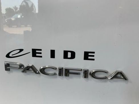 Used 2024 Chrysler Pacifica Touring-L FWD image 39