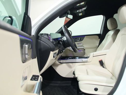 Certified 2025 Mercedes-Benz GLB 250 4MATIC image 4