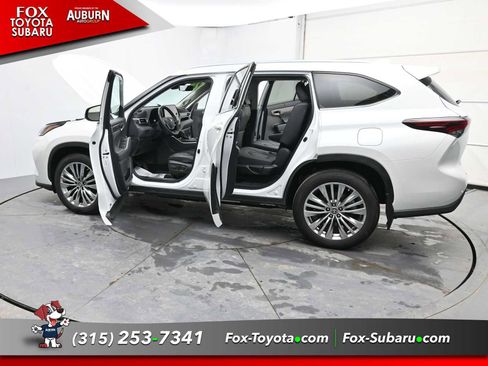 Used 2024 Toyota Highlander Platinum image 32