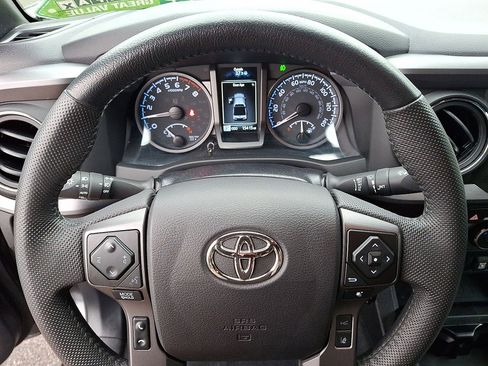 Used 2022 Toyota Tacoma TRD Sport image 16