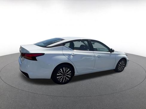 Used 2025 Nissan Altima 2.5 SV FWD image 14