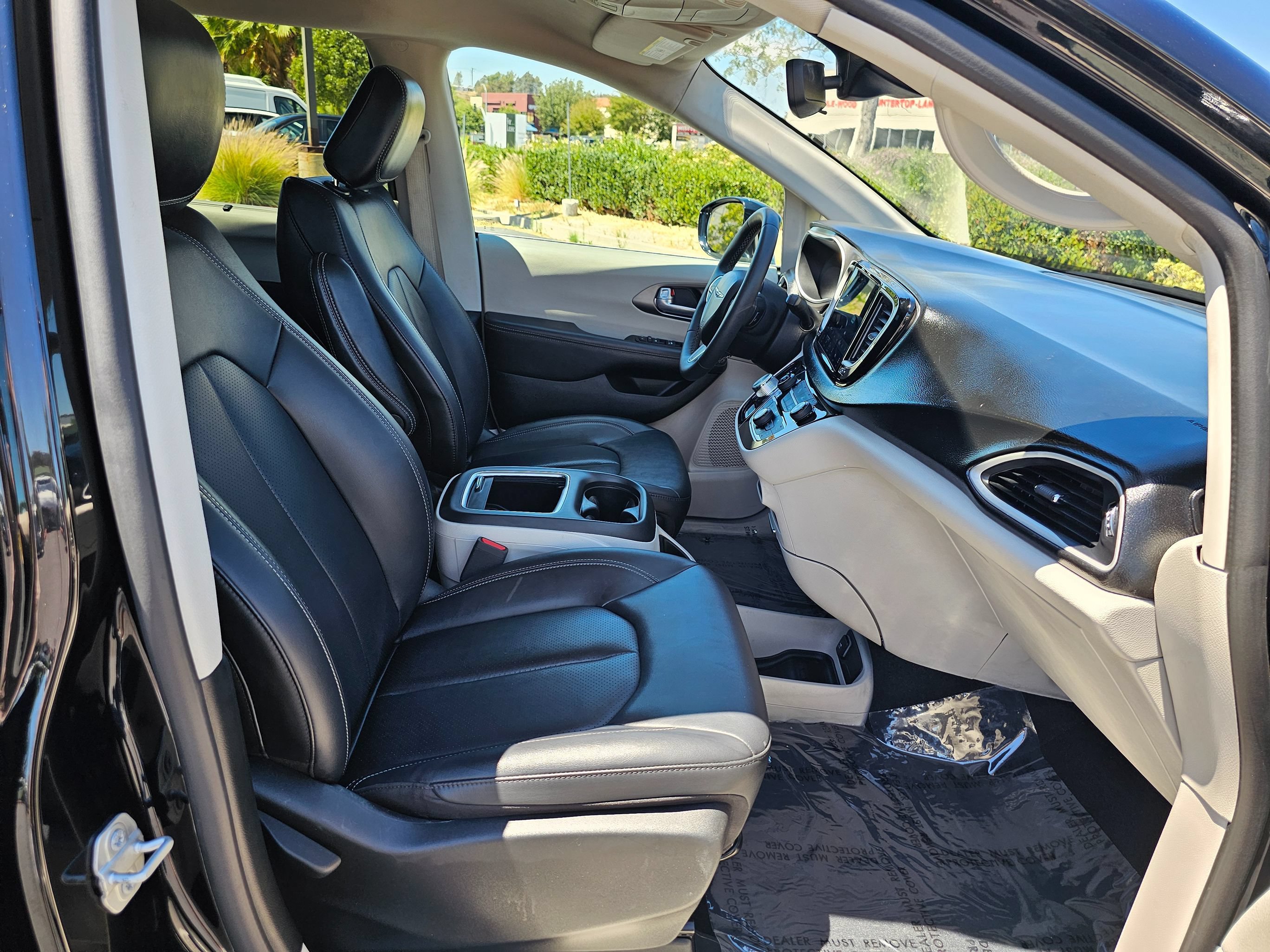 Used 2024 Chrysler Pacifica Touring-L FWD image 32