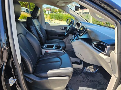 Used 2024 Chrysler Pacifica Touring-L FWD image 32