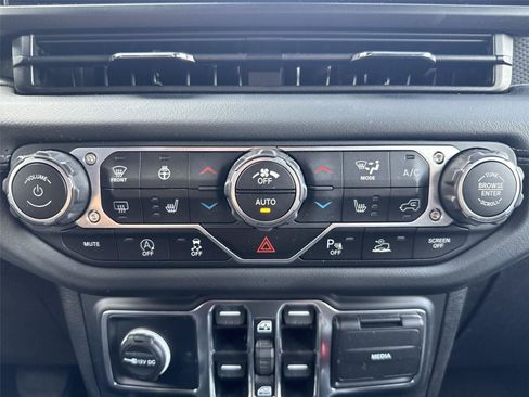 Used 2024 Jeep Wrangler Unlimited Rubicon AWD/4WD image 18