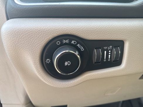 Used 2018 Chrysler Pacifica Touring Plus w/ Tire & Wheel Group image 16