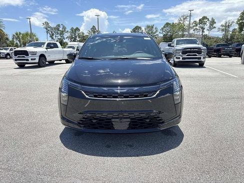 New 2027 Chrysler Pacifica Limited FWD image 8