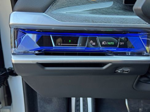 Used 2024 BMW i7 xDrive60 AWD/4WD image 19