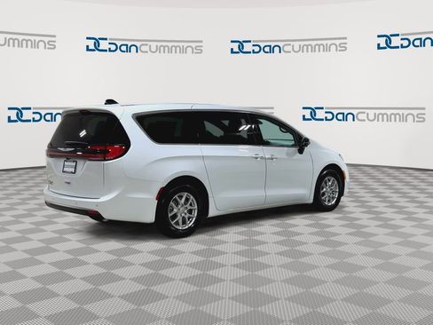 New 2026 Chrysler Pacifica Select image 8