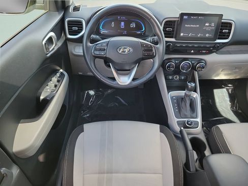 Used 2024 Hyundai Venue SEL FWD image 21