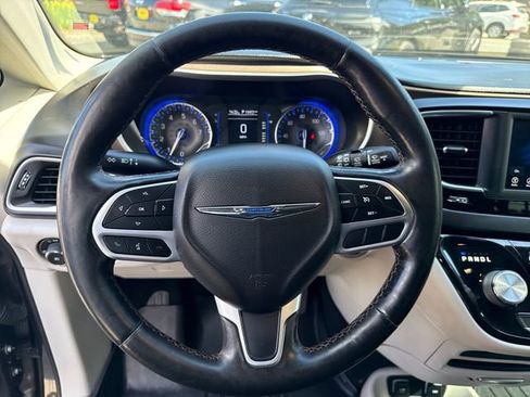 Used 2019 Chrysler Pacifica Touring-L FWD image 19