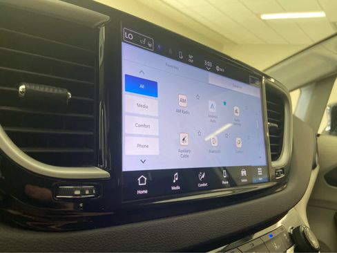 Used 2024 Chrysler Pacifica Touring-L FWD image 32