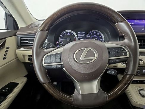 Used 2018 Lexus ES 350 w/ Luxury Package w/Wood Trim image 22