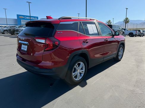 Used 2024 GMC Terrain SLE w/ Driver Convenience Package FWD image 3