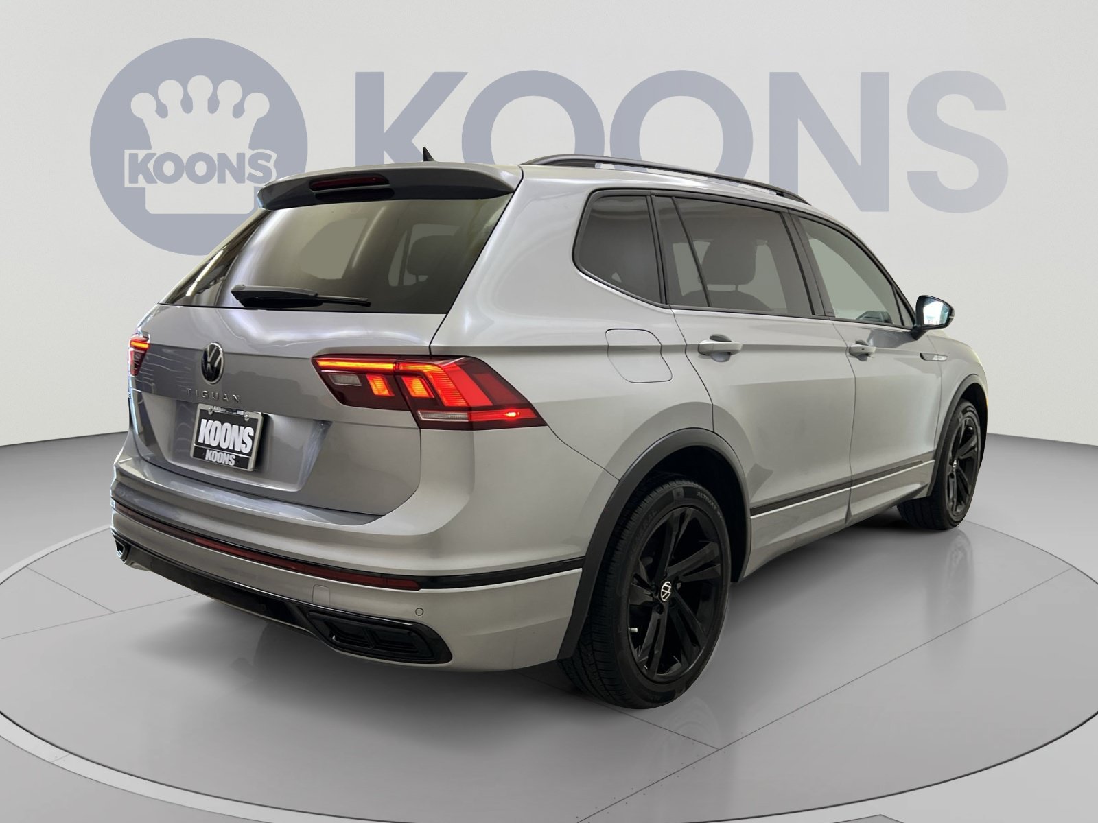 Used 2023 Volkswagen Tiguan SE R-Line FWD image 8