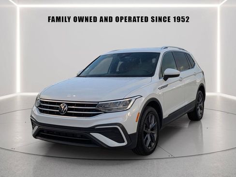 Used 2023 Volkswagen Tiguan SE FWD image 2