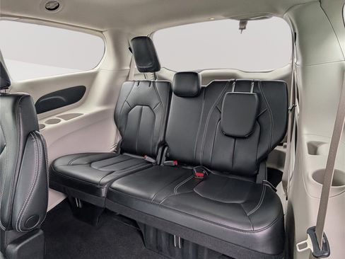 Used 2023 Chrysler Pacifica Touring-L FWD image 13