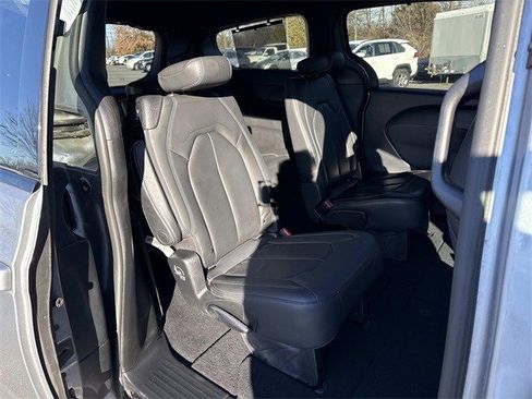 Used 2020 Chrysler Pacifica Touring-L w/ Advanced Safetytec Group image 11