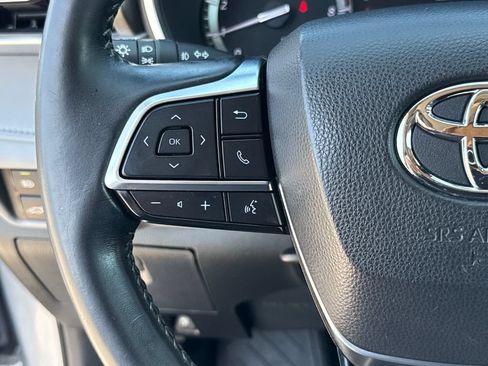 Used 2021 Toyota Highlander XLE FWD image 16