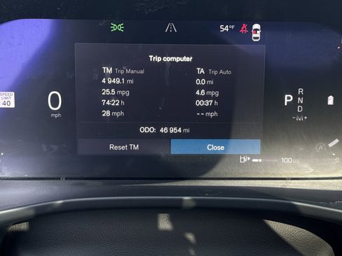 Used 2024 Volvo XC40 B5 Plus image 12