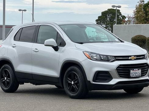 Used 2022 Chevrolet Trax LS w/ Tint and Cruise Package FWD image 5