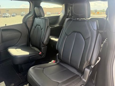 New 2027 Chrysler Pacifica Select FWD image 25