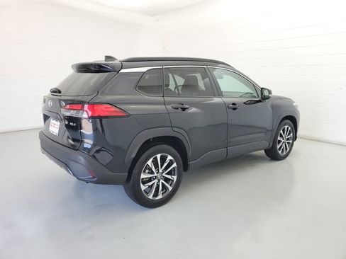 Used 2025 Toyota Corolla Cross XLE FWD image 5