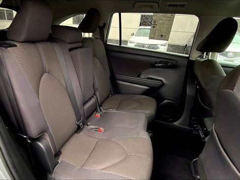 Used 2022 Toyota Highlander LE AWD/4WD image 26