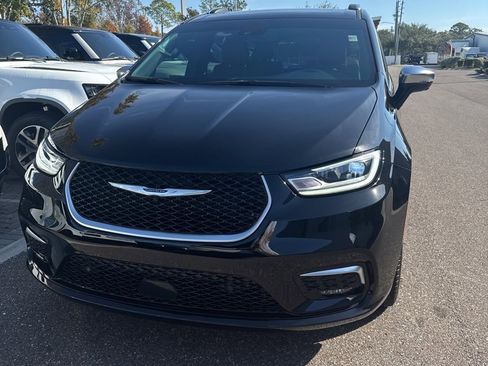 Used 2024 Chrysler Pacifica Pinnacle image 1