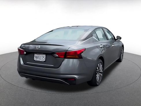 Used 2025 Nissan Altima 2.5 SV FWD image 14